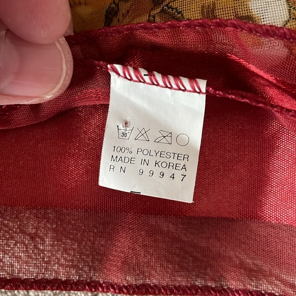 Beautiful Set of 3 Polyester Scarfs and 1 Silk Scarf. - Picture 4 of 16